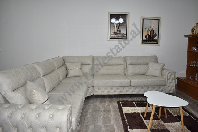 Apartament 1+1 me qera ne rrugen Cameria ne Tirane.
Pozicionohet ne katin e trete te nje pallati te